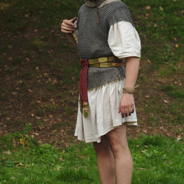 Tuniek, riem en katapult